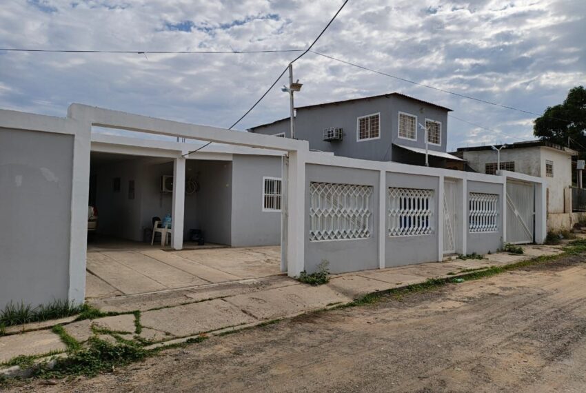 photo_5093831758976846802_y