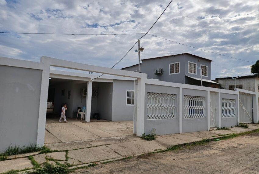 photo_5093831758976846805_y